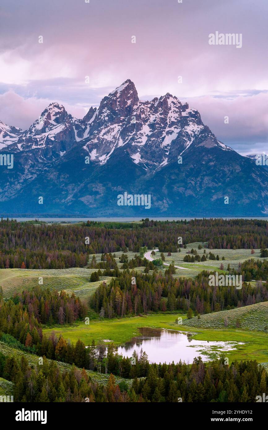 Le Teton Mountains si innalzano sopra la valle di Jackson Hole e Hedrick Pond sul Triangle X Ranch. Grand Teton National Park, Wyoming Foto Stock