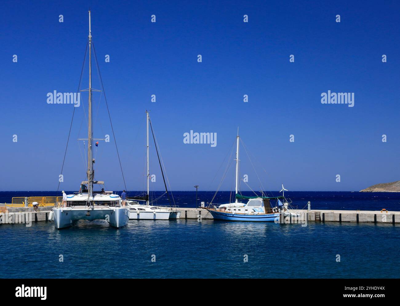 Barche al porto di Livadia, pesca tradizionale e porto dei traghetti, isola di Tilos, isole greche del Dodecaneso, Grecia, Europa Foto Stock