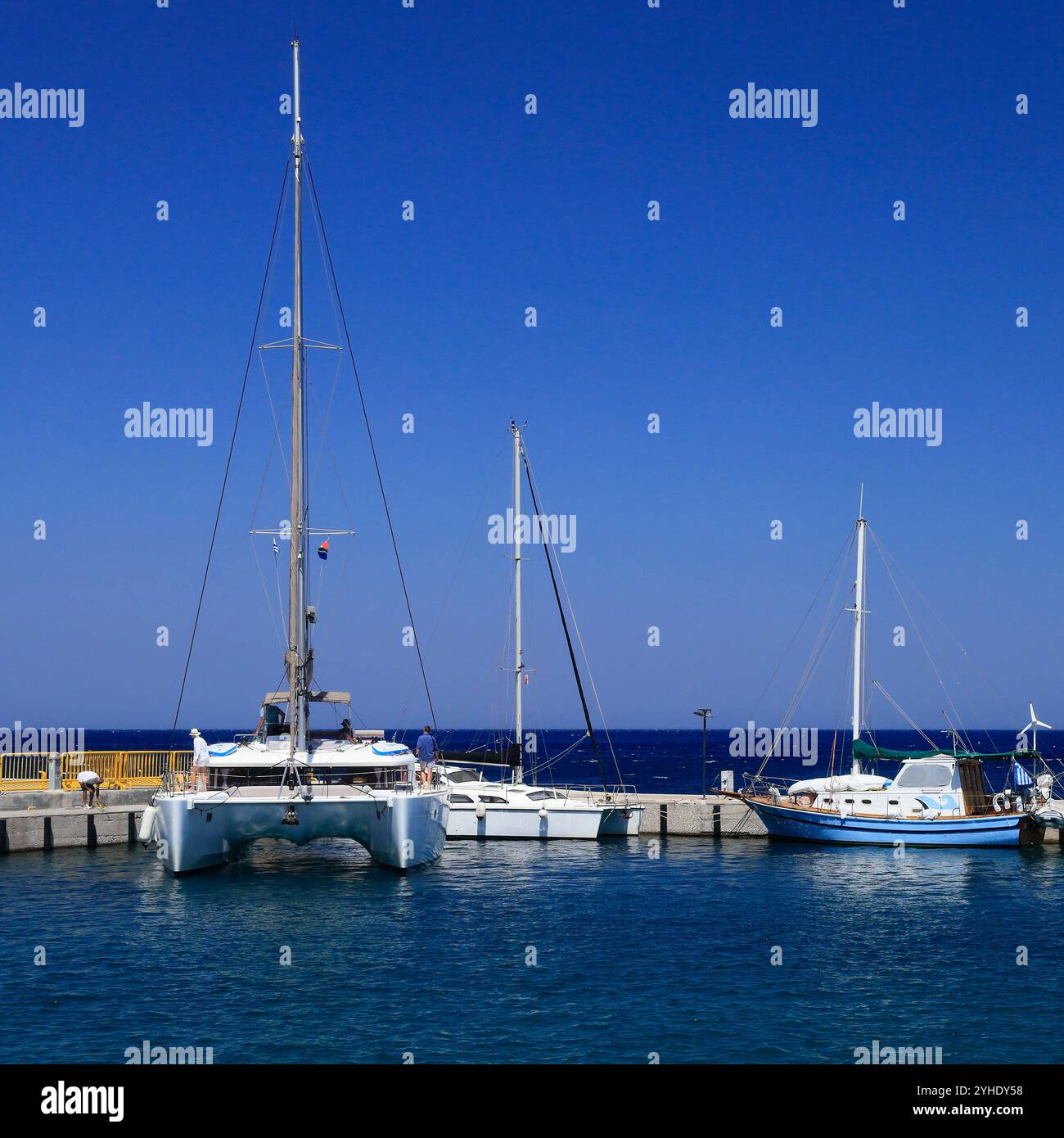 Barche al porto di Livadia, pesca tradizionale e porto dei traghetti, isola di Tilos, isole greche del Dodecaneso, Grecia, Europa Foto Stock