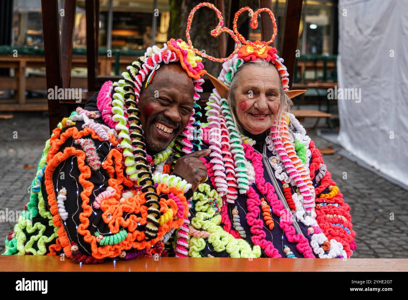 La stagione del carnevale a Monaco di Baviera, in Germania, inizia ufficialmente l'11 novembre 2024, con la tradizionale apertura al Viktualienmarkt alle 11:11. L'evento offre un programma con la presentazione del nuovo principe e principessa ufficiale della città di Monaco, Cristiano IV e Michele II, e il principe e principessa giovanile, Johan i e Hannah I. il secondo sindaco di Monaco, Dominik Krause, tiene un discorso di benvenuto. Ogni anno, il Viktualienmarkt offre una vivace anteprima della stagione carnevalesca organizzata dalla Narrhalla, una società carnevalesca che esiste a Monaco dal 1893. (Foto di Michael Nguyen Foto Stock