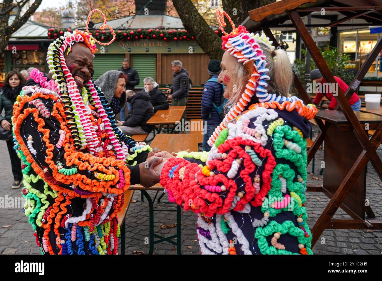 La stagione del carnevale a Monaco di Baviera, in Germania, inizia ufficialmente l'11 novembre 2024, con la tradizionale apertura al Viktualienmarkt alle 11:11. L'evento offre un programma con la presentazione del nuovo principe e principessa ufficiale della città di Monaco, Cristiano IV e Michele II, e il principe e principessa giovanile, Johan i e Hannah I. il secondo sindaco di Monaco, Dominik Krause, tiene un discorso di benvenuto. Ogni anno, il Viktualienmarkt offre una vivace anteprima della stagione carnevalesca organizzata dalla Narrhalla, una società carnevalesca che esiste a Monaco dal 1893. (Foto di Michael Nguyen Foto Stock