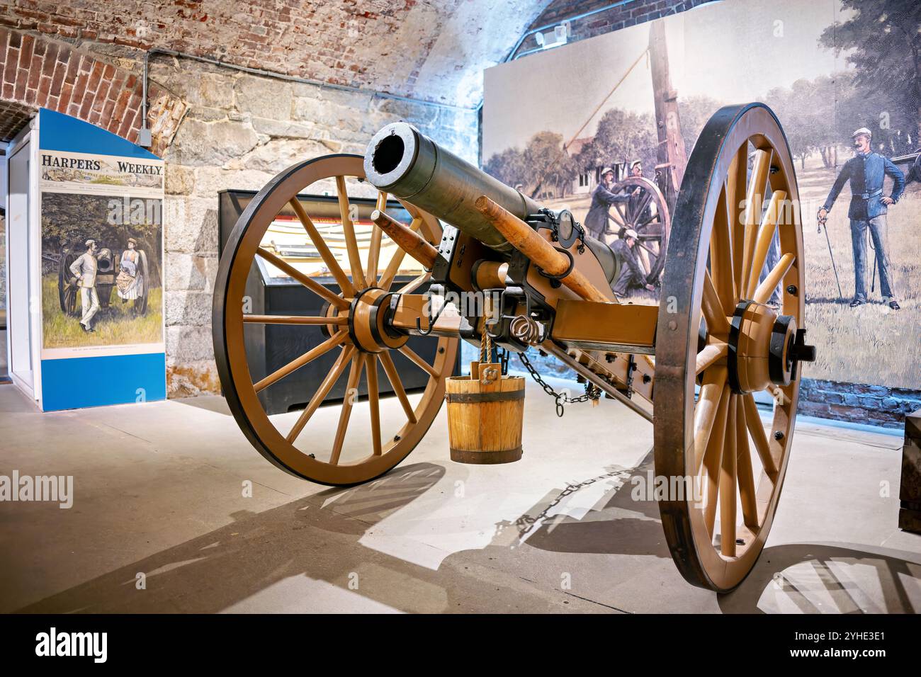 Fort Monroe Artillery display Casemate Museum Hampton Virginia // HAMPTON, Virginia - esposizione di artiglieria al Casemate Museum di Fort Monroe mostra armi storiche di difesa costiera. La mostra mostra mostra installazioni di cannoni d'epoca all'interno dell'architettura casemata originale del forte. Questo sistema di fortificazione conservato illustra l'ingegneria militare e le strategie di difesa costiera del XIX secolo. Foto Stock