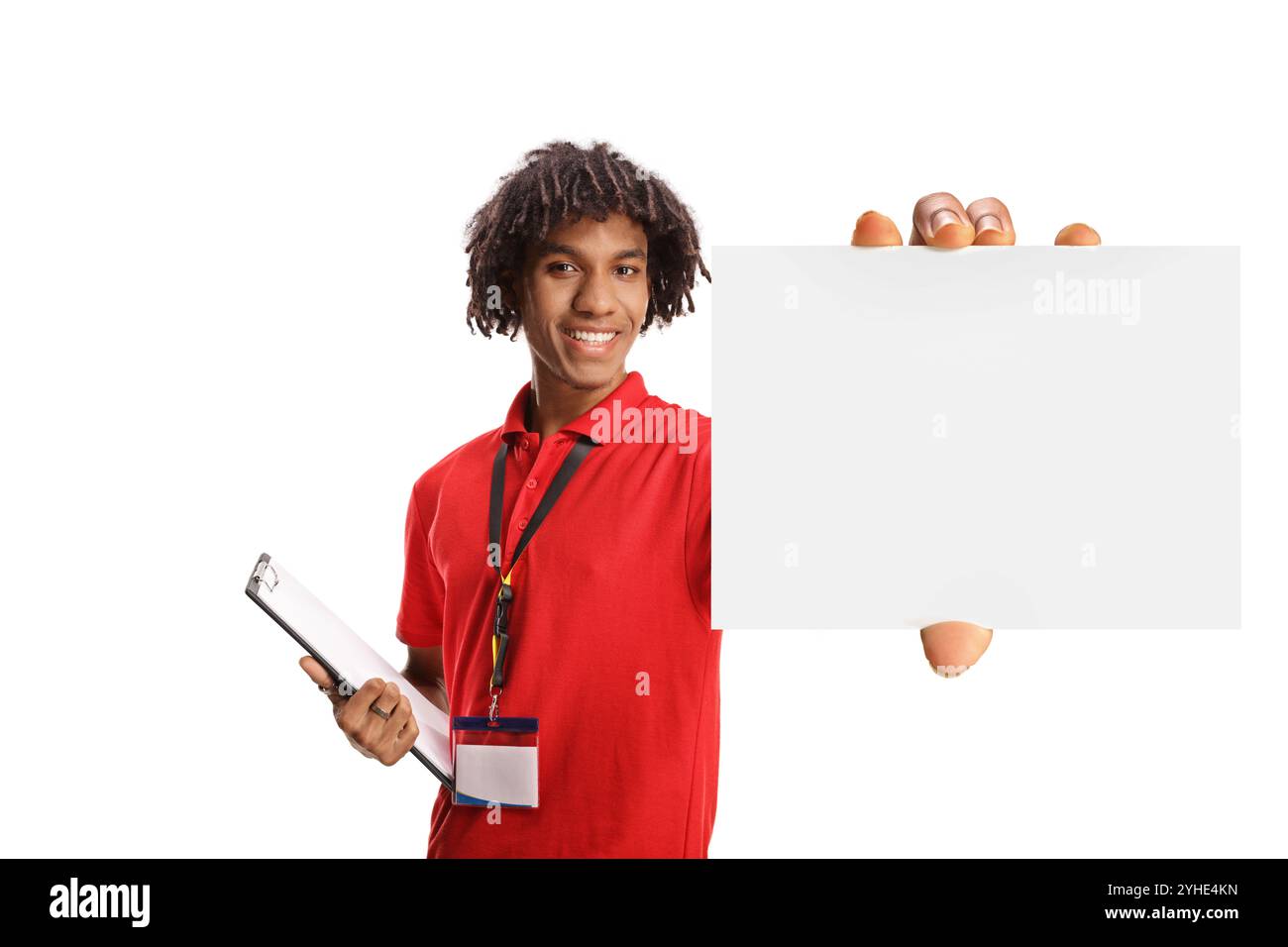Assistente di un negozio afroamericano con una carta bianca isolata su sfondo bianco Foto Stock