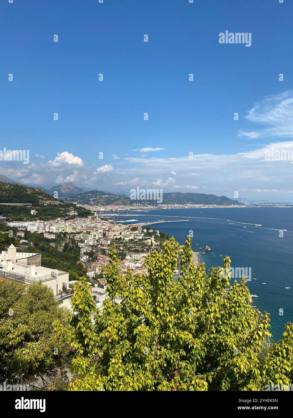Splendido panorama della costa italiana, con mare azzurro, cielo limpido. Verde interno e natura si fondono, creare un'atmosfera di pace e bellezza. - Immagine stock catturata con smartphone