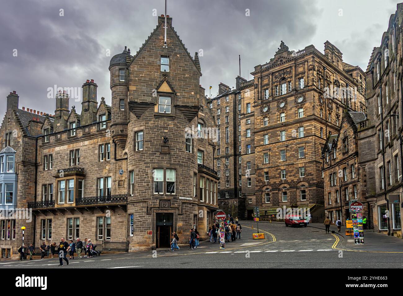 Gli storici edifici vittoriani in mattoni e pietra che fiancheggiano Cockburn Street nella città vecchia di Edimburgo. Scozia, Regno Unito, Europa Foto Stock