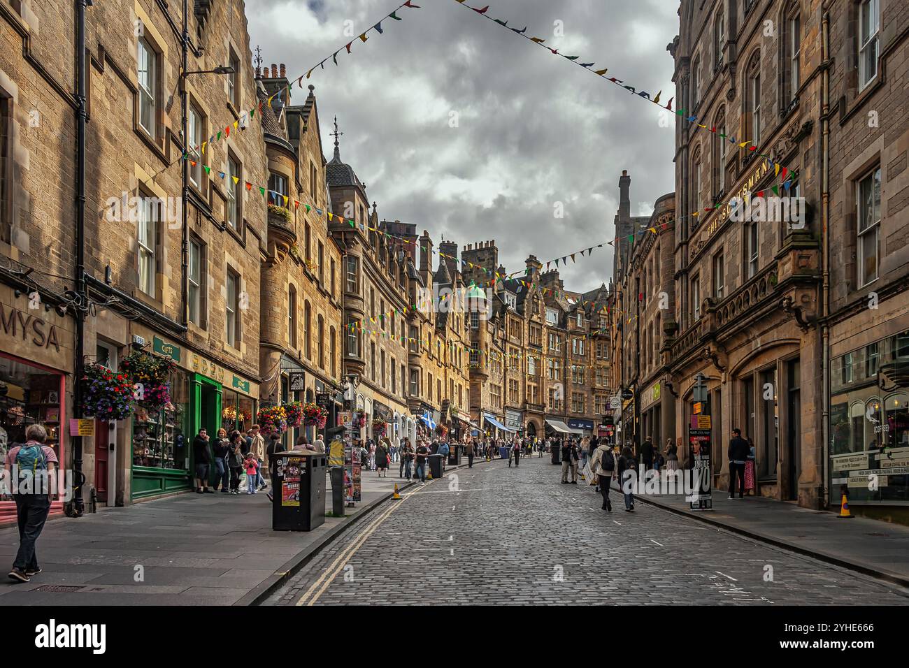 Gli storici edifici vittoriani in mattoni e pietra che fiancheggiano Cockburn Street nella città vecchia di Edimburgo. Scozia, Regno Unito, Europa Foto Stock