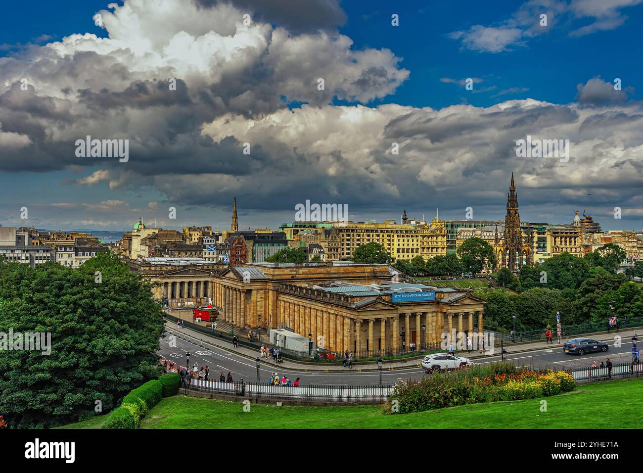 Panorama della città di Edimburgo con l'edificio neoclassico della National Gallery of Scotland. Edimburgo, Scozia, Regno Unito, Europa Foto Stock