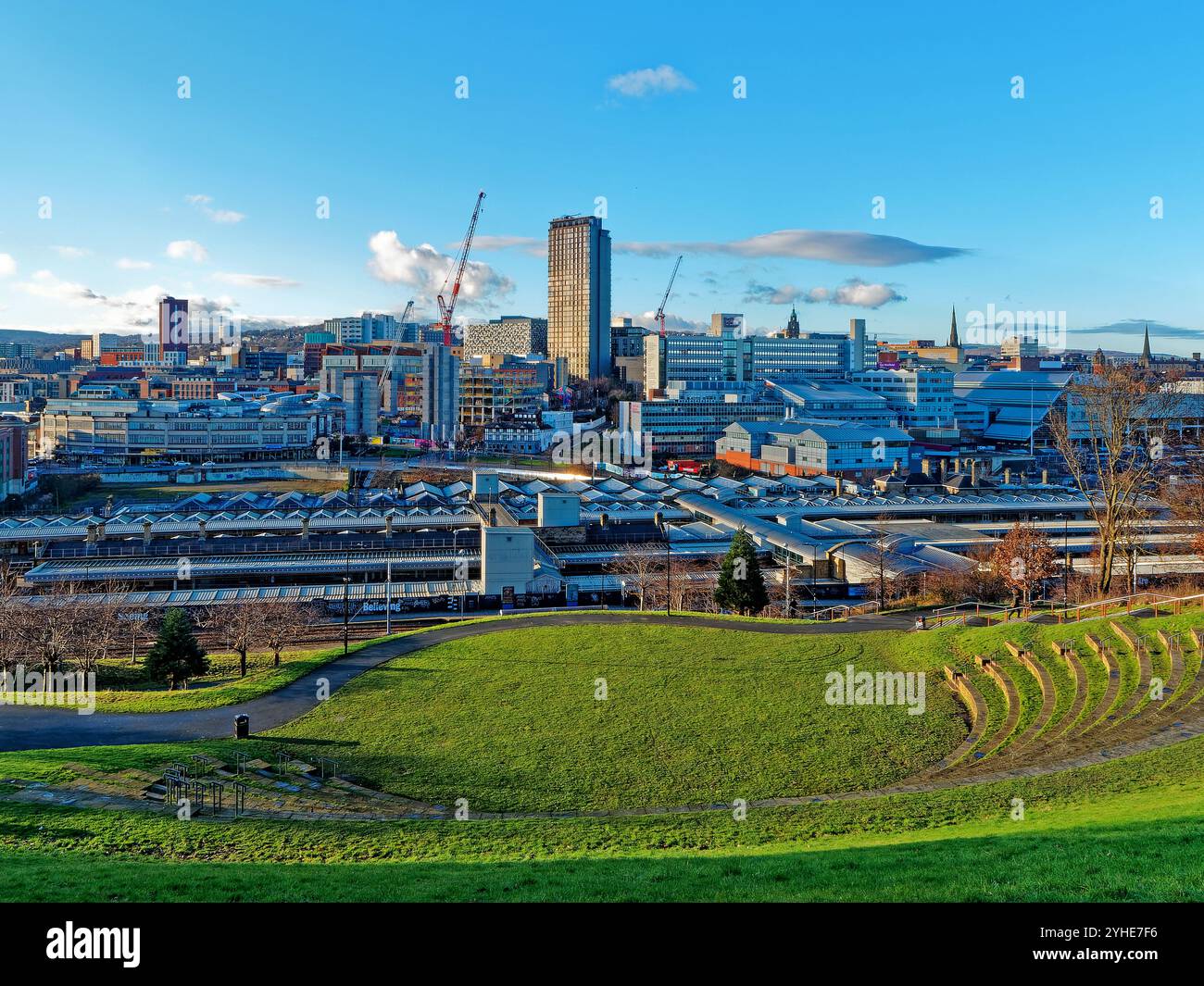 Regno Unito, South Yorkshire, Sheffield Skyline e Ampitheater da South Street. Foto Stock