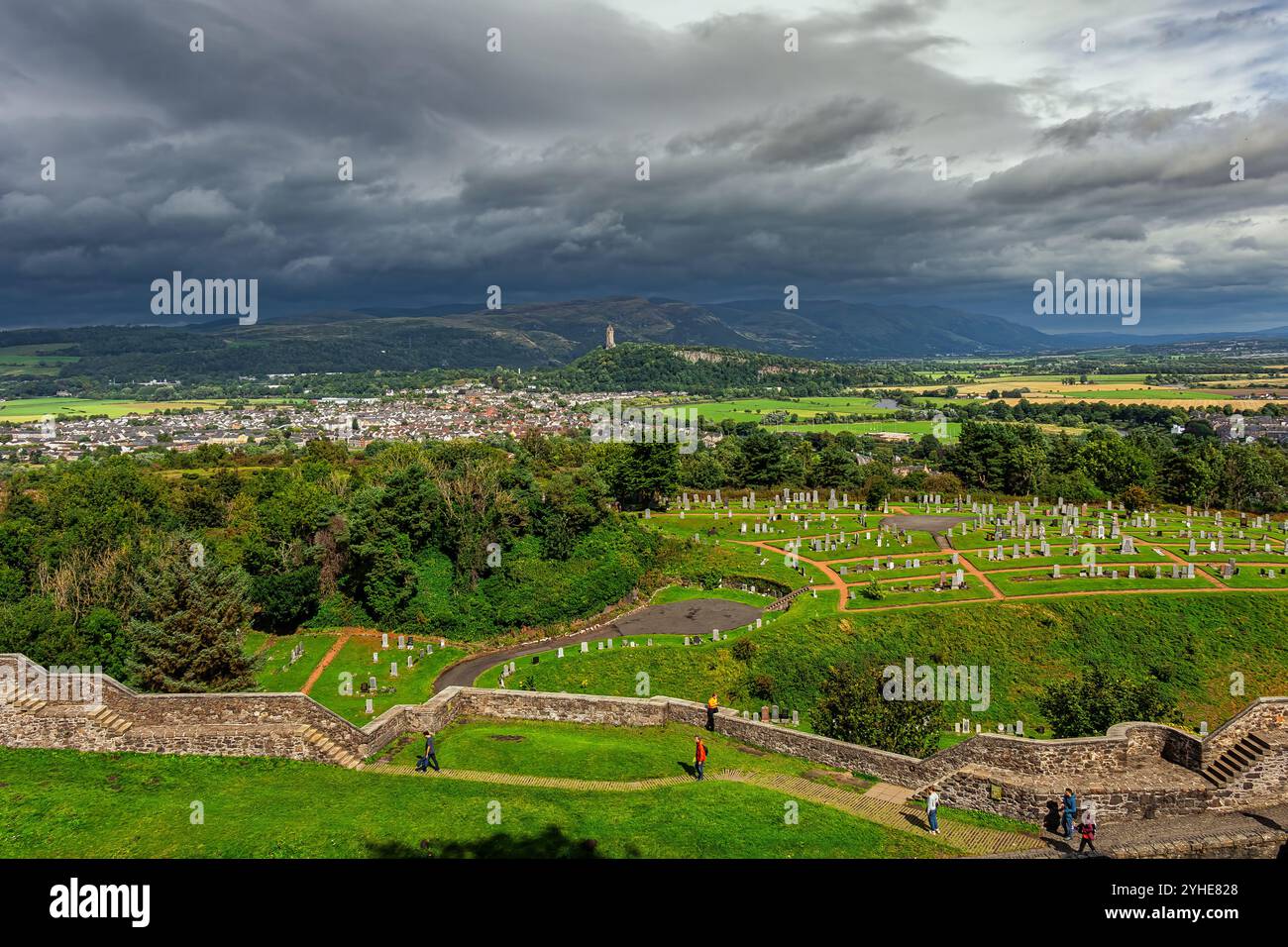 Panorama della città di Stirling, colline e campi circostanti visti dal castello di Stirling. Scozia, Regno Unito, Europa Foto Stock