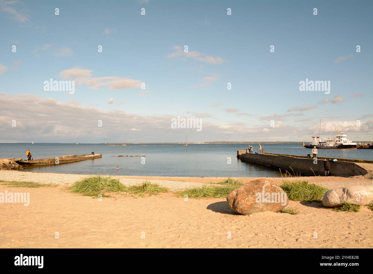 La piccola spiaggia di sabbia urbana di Kalaranna a Tallinn - Estonia in una giornata autunnale di sole Foto Stock