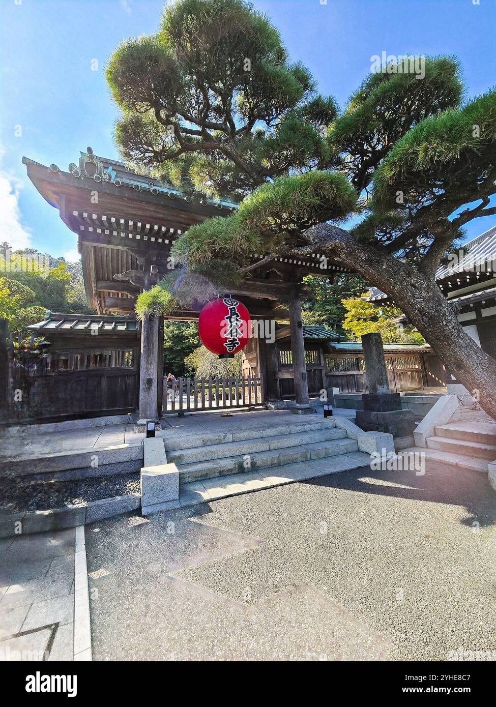 Tempio Hasedera a Kamakura, Giappone: I dettagli architettonici della porta principale di questo storico tempio buddista - Immagine stock catturata con smartphone