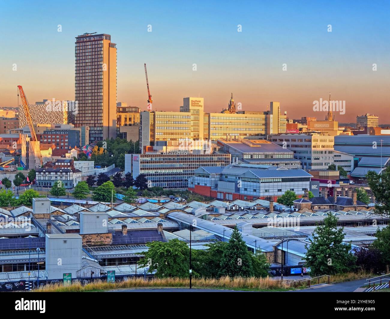 Regno Unito, South Yorkshire, Sheffield Skyline e Ampitheater da South Street. Foto Stock