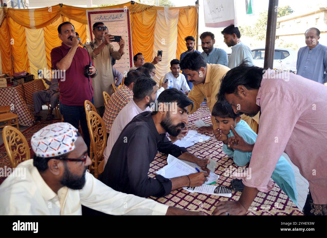 I dipendenti del settore privato sono iscritti al programma Sindh Employees Social Security Institution (SESSI), in un campo di registrazione a Hyderabad lunedì 11 novembre 2024. Foto Stock