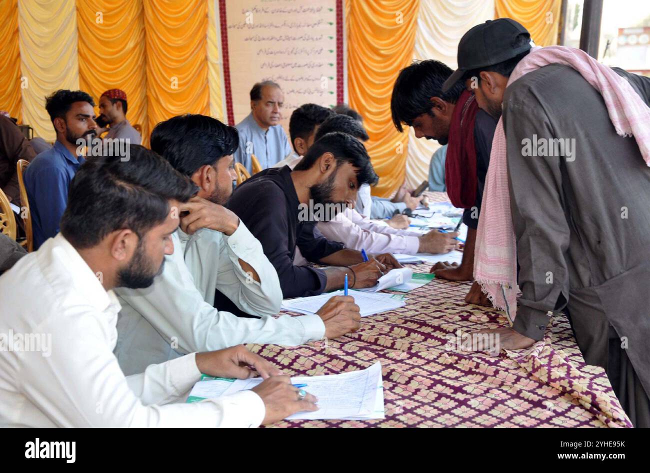 I dipendenti del settore privato sono iscritti al programma Sindh Employees Social Security Institution (SESSI), in un campo di registrazione a Hyderabad lunedì 11 novembre 2024. Foto Stock