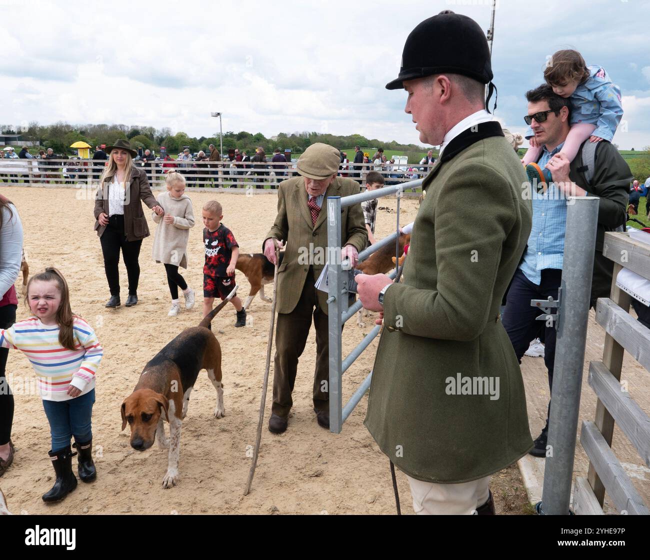 L'ippodromo Mollington Point to Point, dove sono in mostra i cani del Warwickshire e le corse si svolgono su un'incantevole campagna Foto Stock