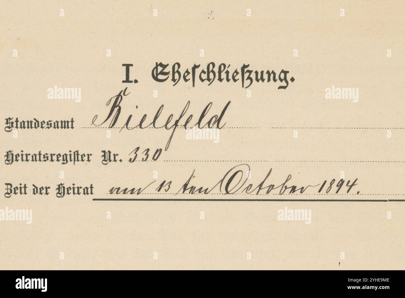 Parte del contenuto di un vecchio registro familiare tedesco. Un matrimonio a Bielefeld fu registrato con il numero 330 il 13 ottobre 1894 Foto Stock