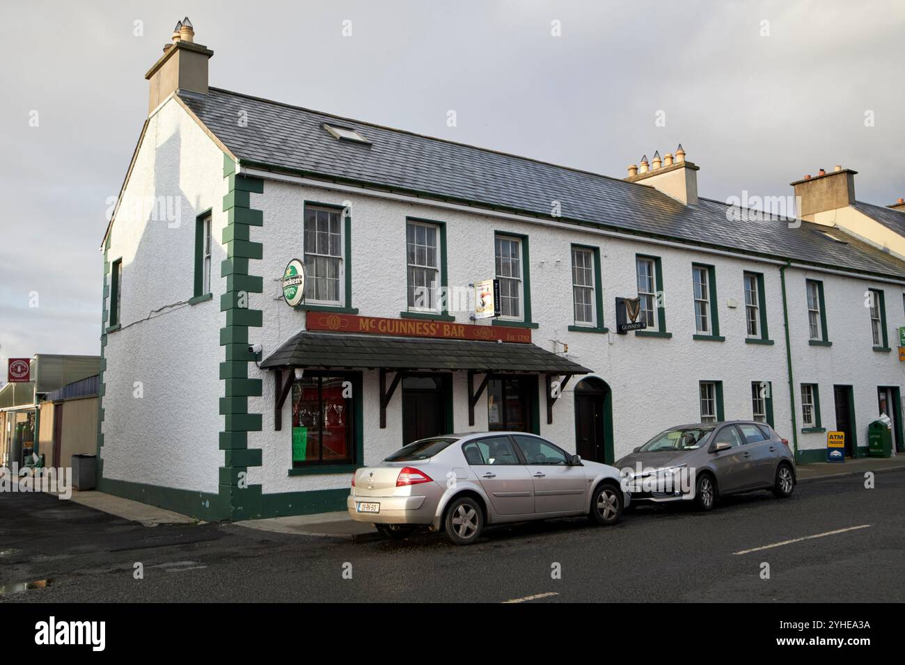 mcguinness bar, strada principale, villaggio di culdaff, contea di donegal, repubblica d'irlanda Foto Stock