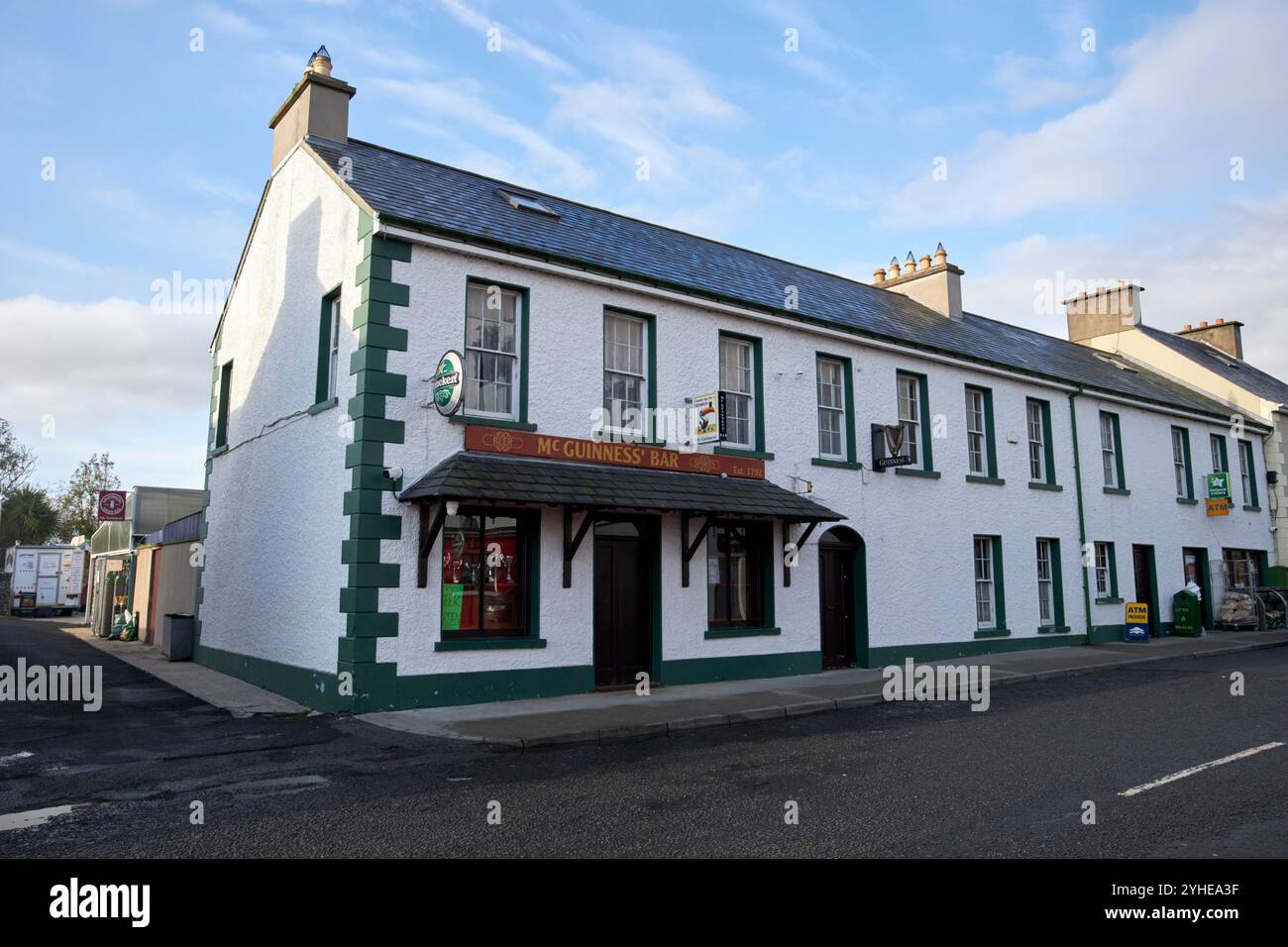 mcguinness bar, strada principale, villaggio di culdaff, contea di donegal, repubblica d'irlanda Foto Stock
