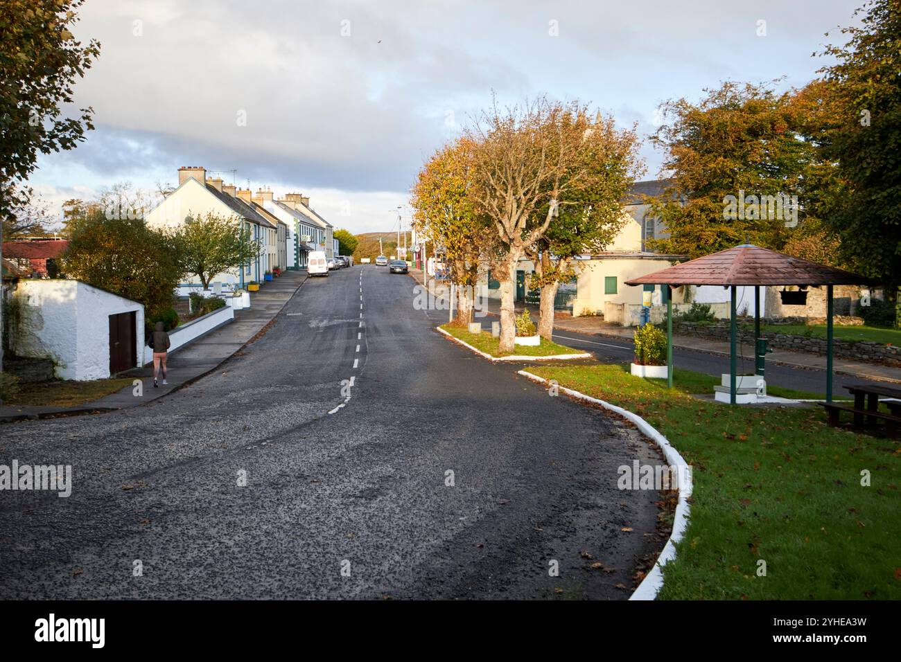 strada principale con villaggio di coldaff verde, contea di donegal, repubblica d'irlanda Foto Stock