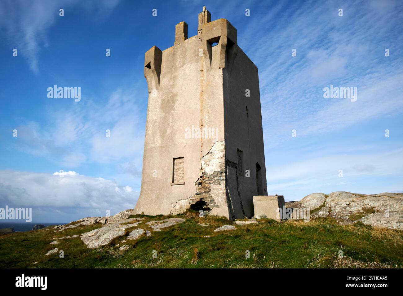 torre di segnalazione sulle banbas, stazione di osservazione della guardia costiera abbandonata malin head, contea di donegal, repubblica d'irlanda Foto Stock