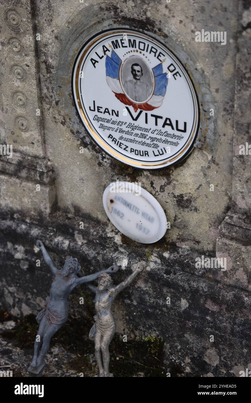 Lapide mortuaria sulla tomba di un soldato francese ucciso durante la prima guerra mondiale del 1914-1918. Foto Stock