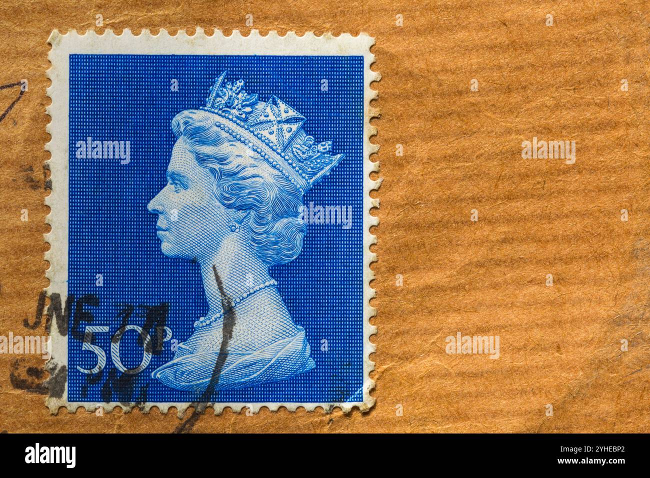 Vecchio francobollo da 50p da 50 pence con la testa della regina attaccata sulla busta Foto Stock