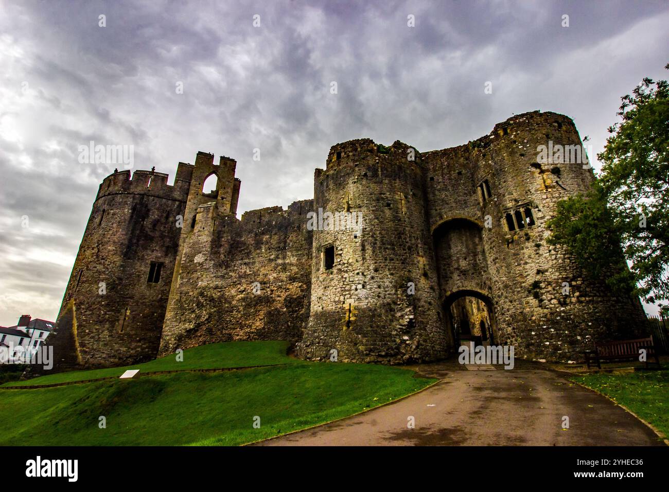La porta doppia del castello di Chepstow in Galles, con la luce che cerca di sfondare una sottile copertura nuvolosa. Foto Stock
