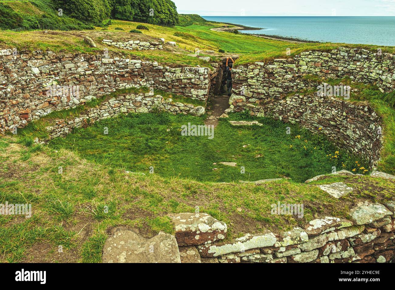 Carn Liath è un broch, un sofisticato insediamento dell'età del ferro con un villaggio circondato da un terrapieno. Brora, Highlands, Scozia Foto Stock