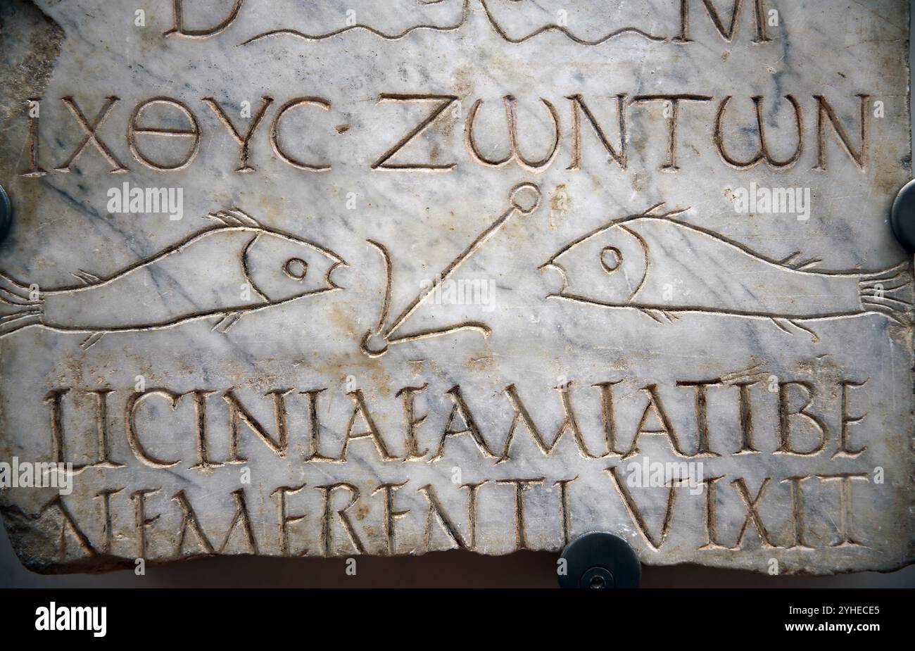 Antica iscrizione cristiana. Stele funeraria di Licinia Amias. "Pesce dei vivi" scritto in greco, figlio di Dio, Salvatore. Roma. Necropoli del Vaticano. 3 Foto Stock