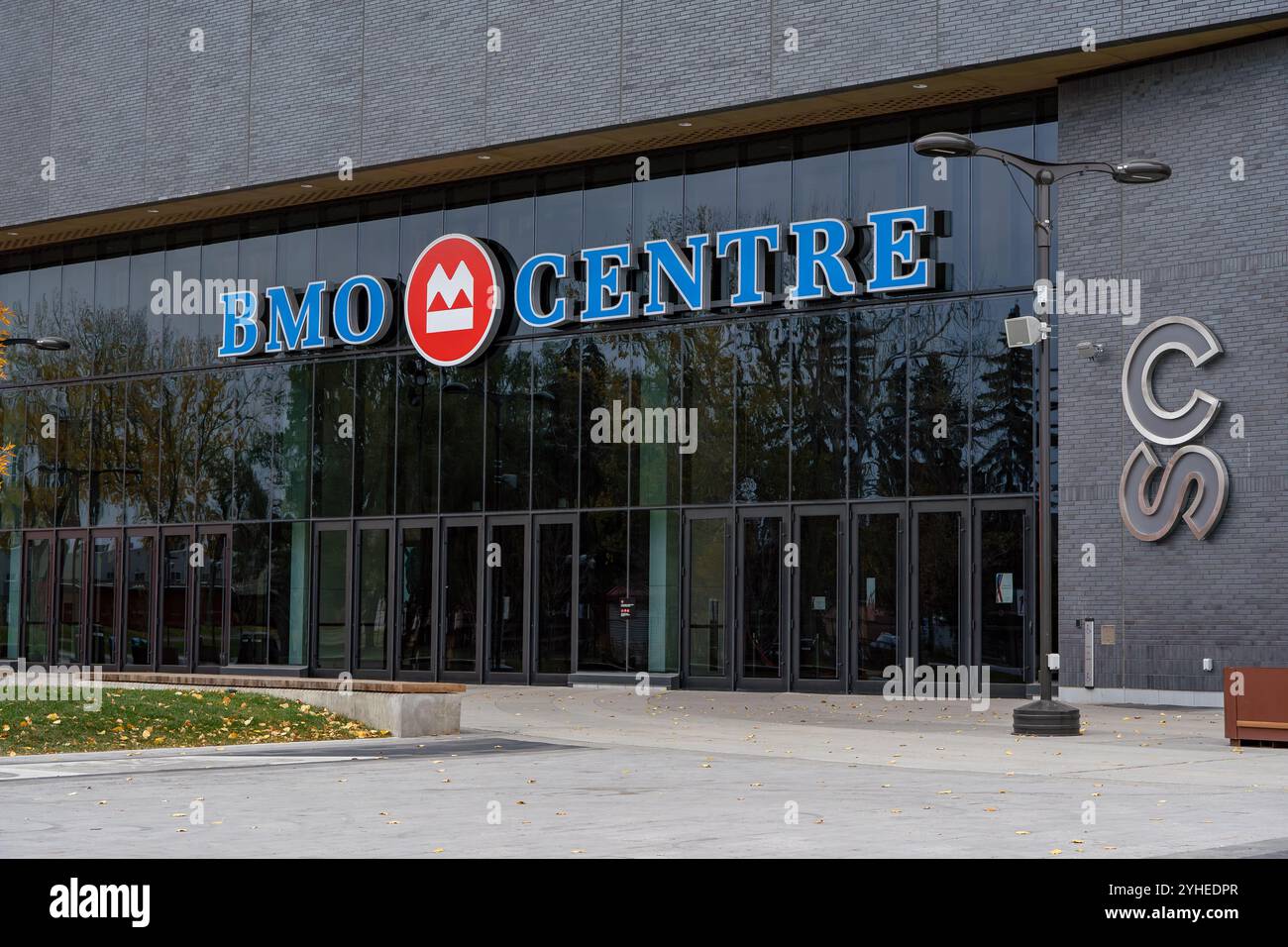 Calgary, Alberta Canada, ottobre 30 2024: Ingresso principale del centro convegni BMO presso lo Stampede Grounds con porte in vetro e segnaletica. Foto Stock