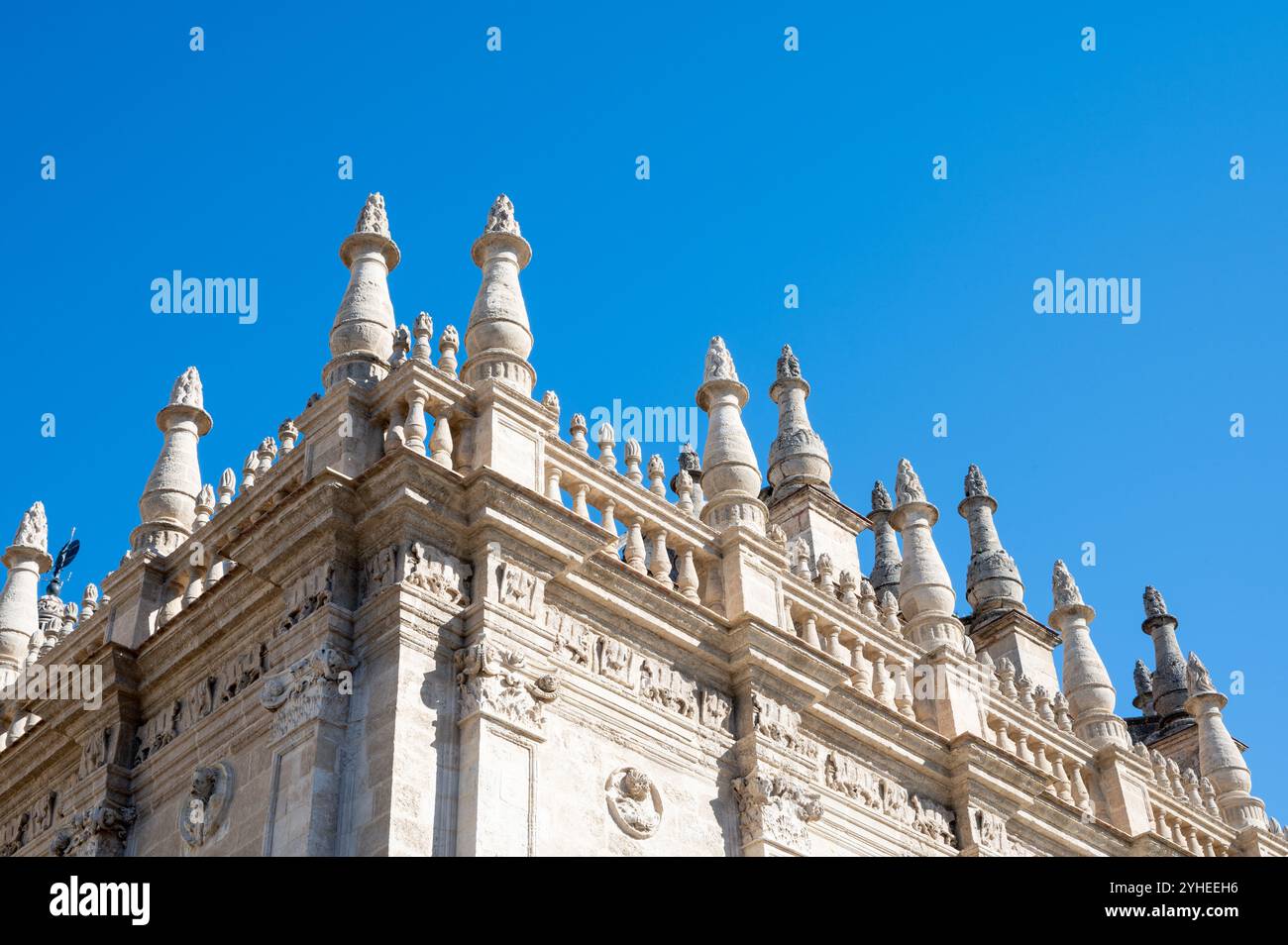 La storica cattedrale sorge su un cielo limpido e senza nuvole, con intricati dettagli gotici Foto Stock