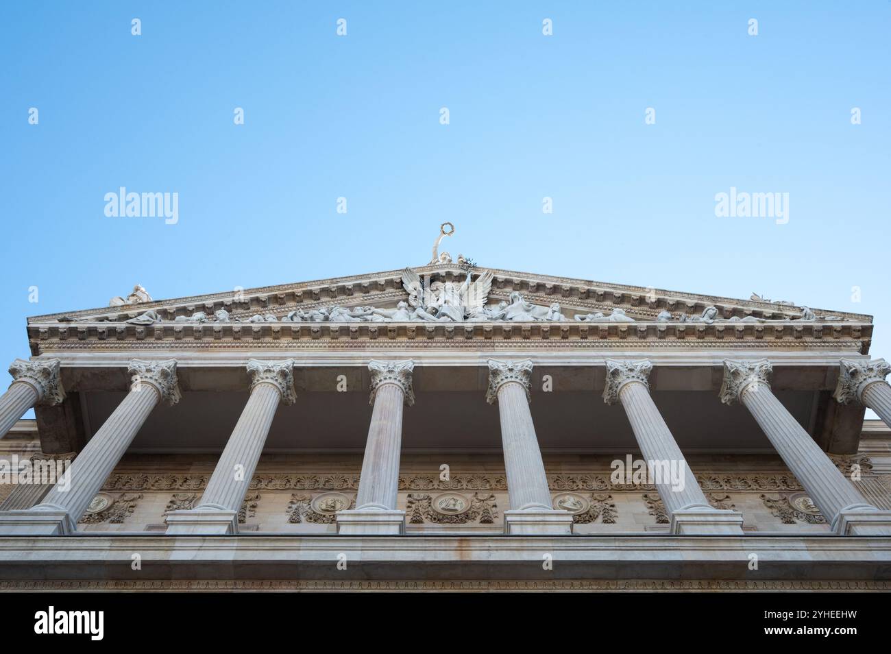 Una splendida vista aerea che mostra la cima di un punto di riferimento culturale nel cuore della città Foto Stock