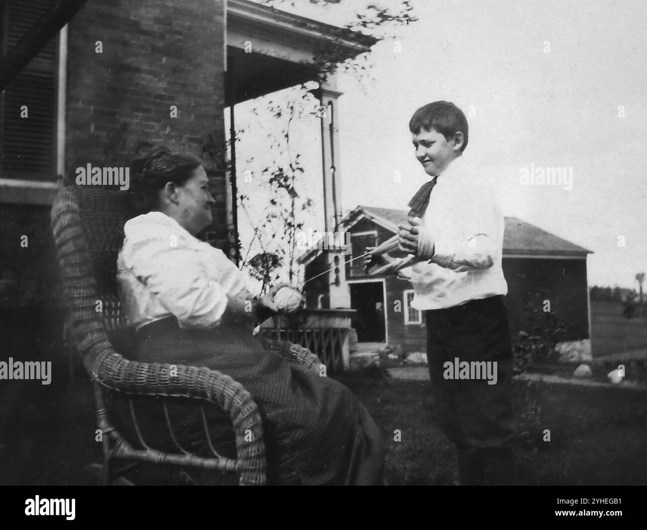 Il nipote aiuta la nonna a lavorare a maglia, circa 1930. Foto Stock