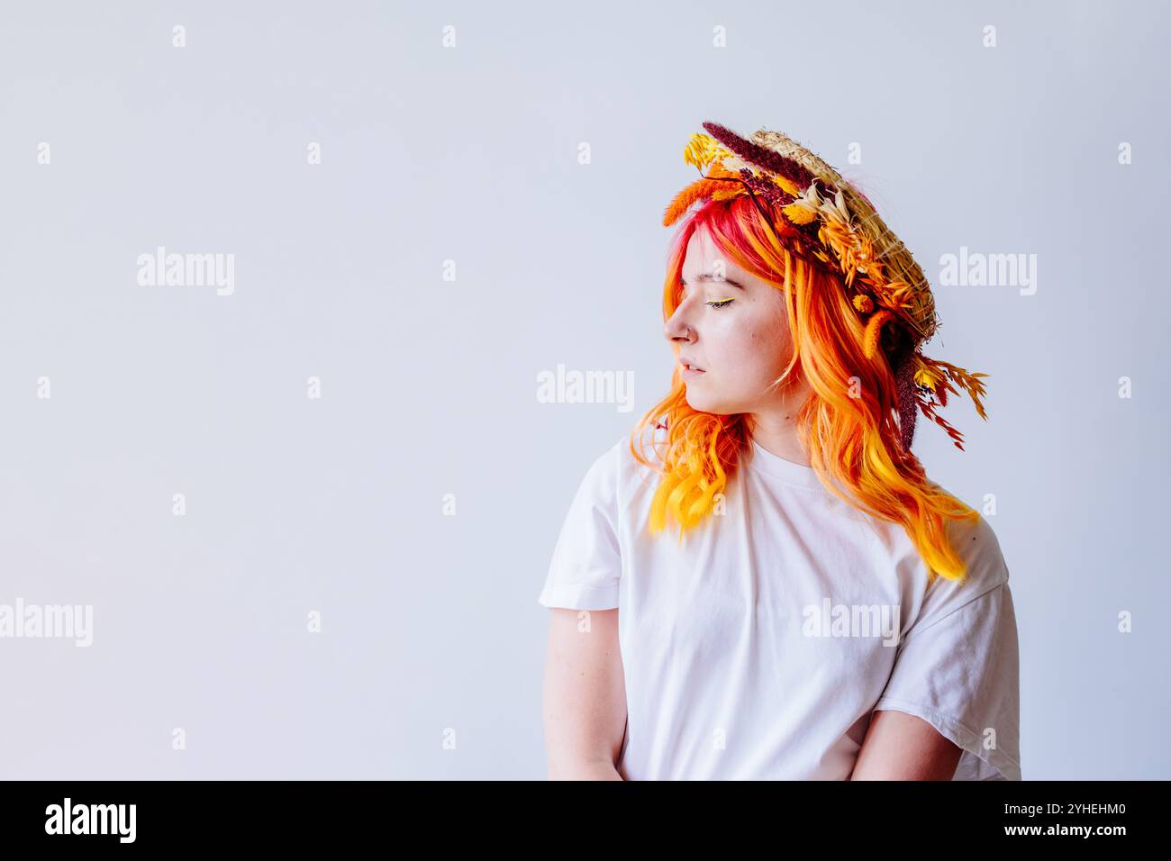 Giovane donna con capelli vivaci in un'artistica corona floreale Foto Stock