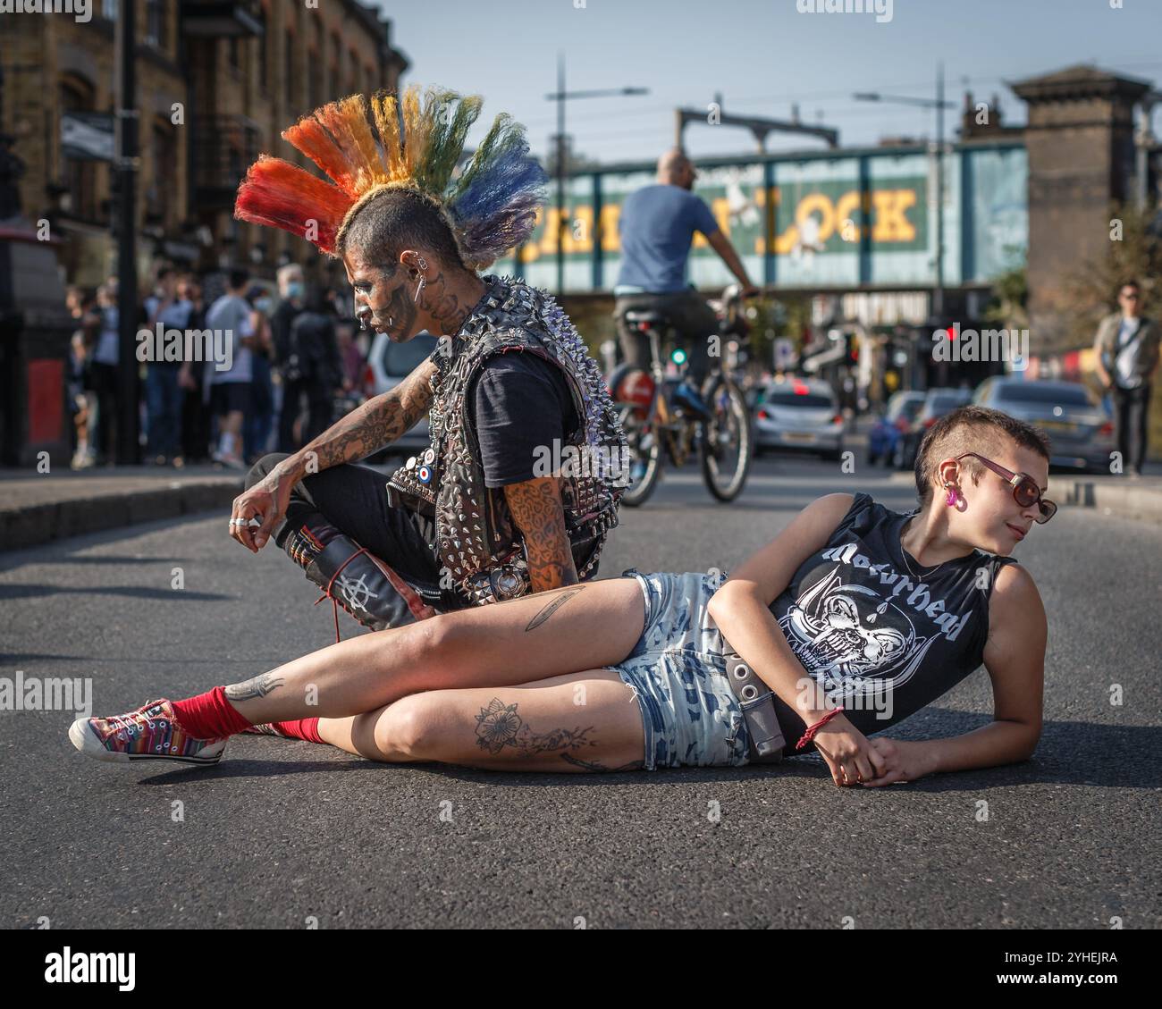 I pugni prendono il sole in una strada nella Camden di Londra. Foto Stock
