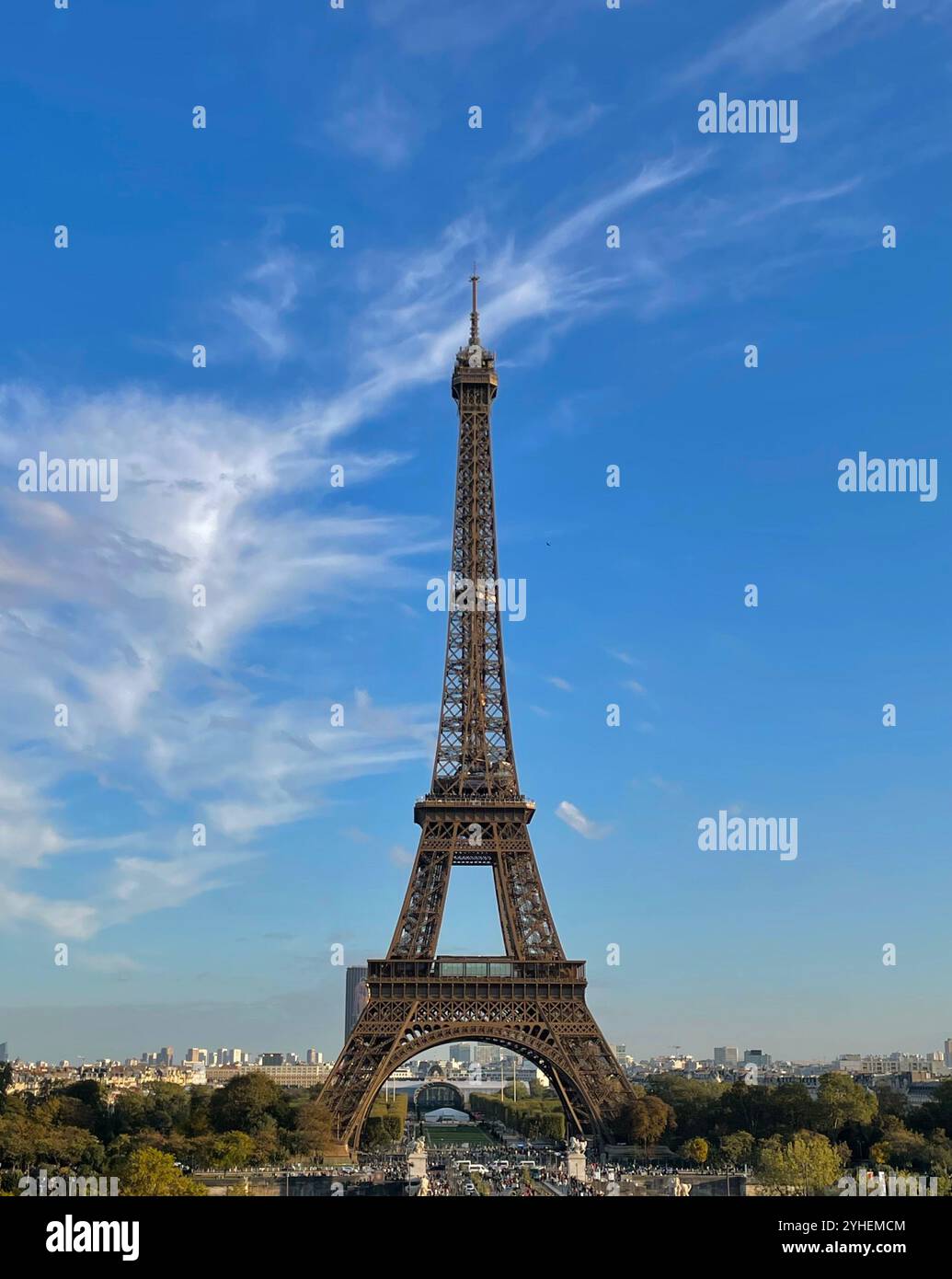La Torre Eiffel si erge graziosamente contro un bellissimo cielo a Parigi, un punto di riferimento senza tempo catturato in un viaggio memorabile alla città della luce. - Immagine stock catturata con smartphone