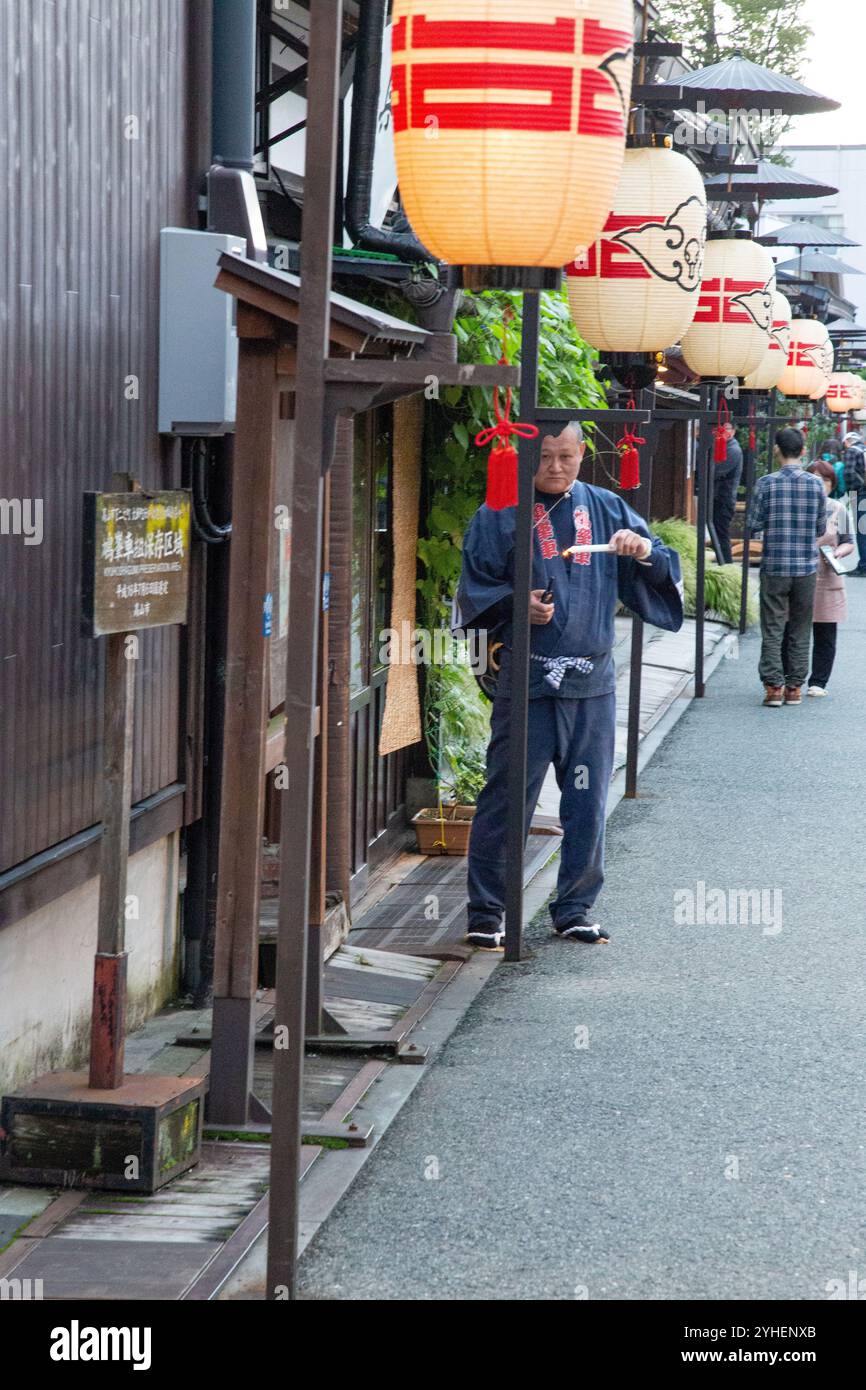 Durante i festival di Takayama, le strade sono decorate con lanterne di carta illuminate ogni sera. È l'unica fonte di illuminazione. Foto Stock