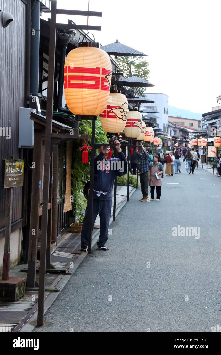 Durante i festival di Takayama, le strade sono decorate con lanterne di carta illuminate ogni sera. È l'unica fonte di illuminazione. Foto Stock