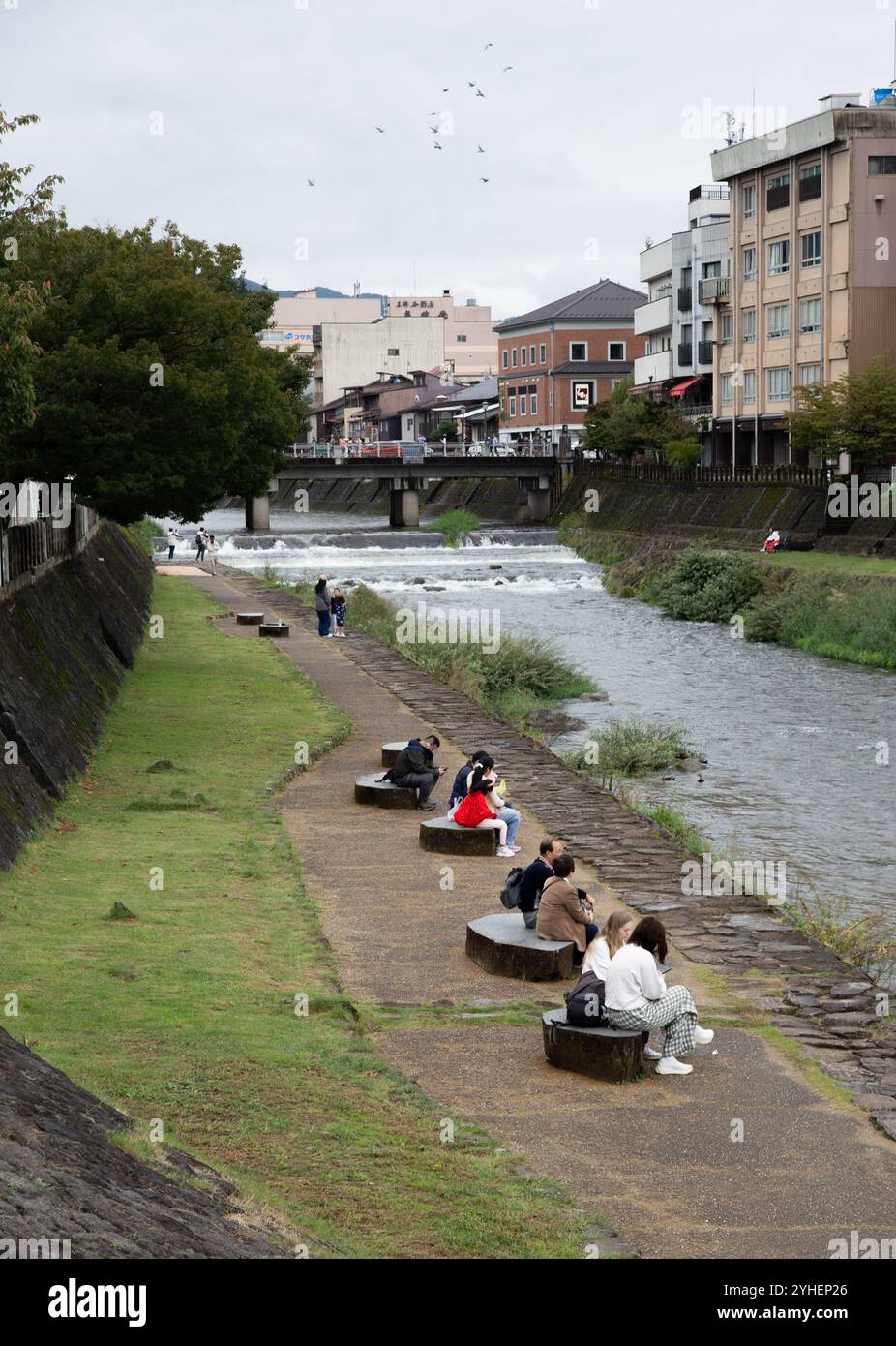Il fiume Miyagawa scorre attraverso Takayama ed è popolare per sedersi e passeggiare. Foto Stock