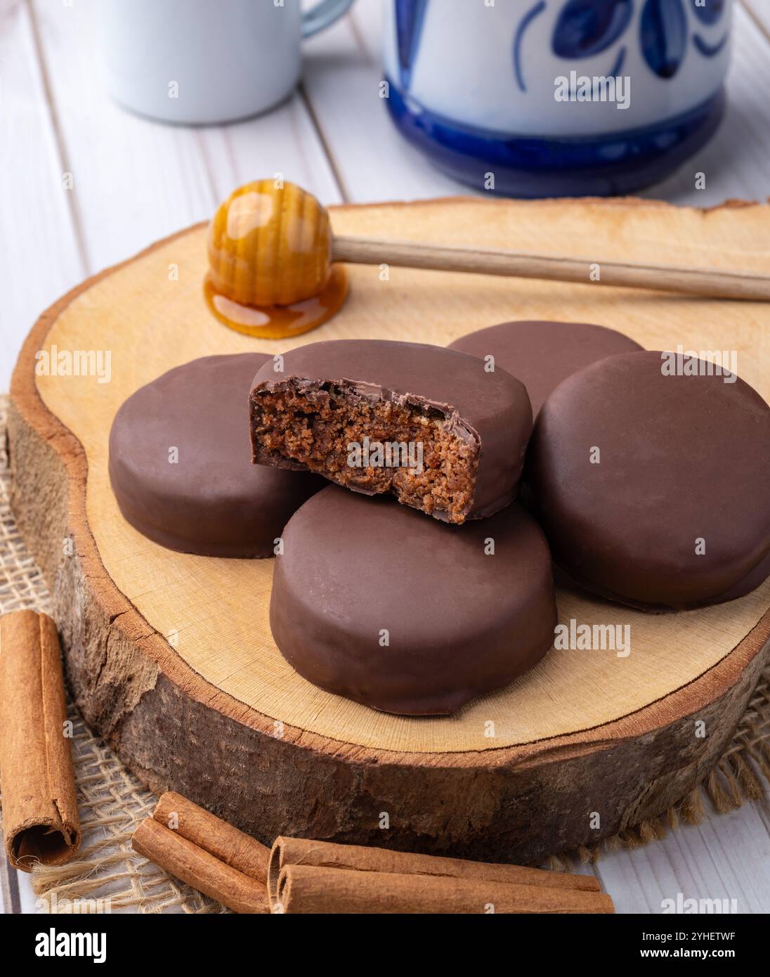 Pao de Mel brasiliano o biscotti al miele ricoperti di cioccolato su un tavolo di legno. Foto Stock