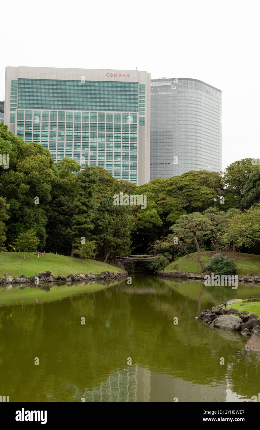 I giardini Hamarikyu di Tokyo in Giappone includono alberi e stagni, ponti panoramici e una casa da tè, il tutto nel mezzo della città di Tokyo con grattacieli Foto Stock