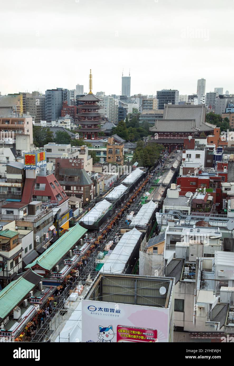 Vista di Nakamise Street che conduce a Sensoji, un tempio buddista molto popolare. Foto Stock