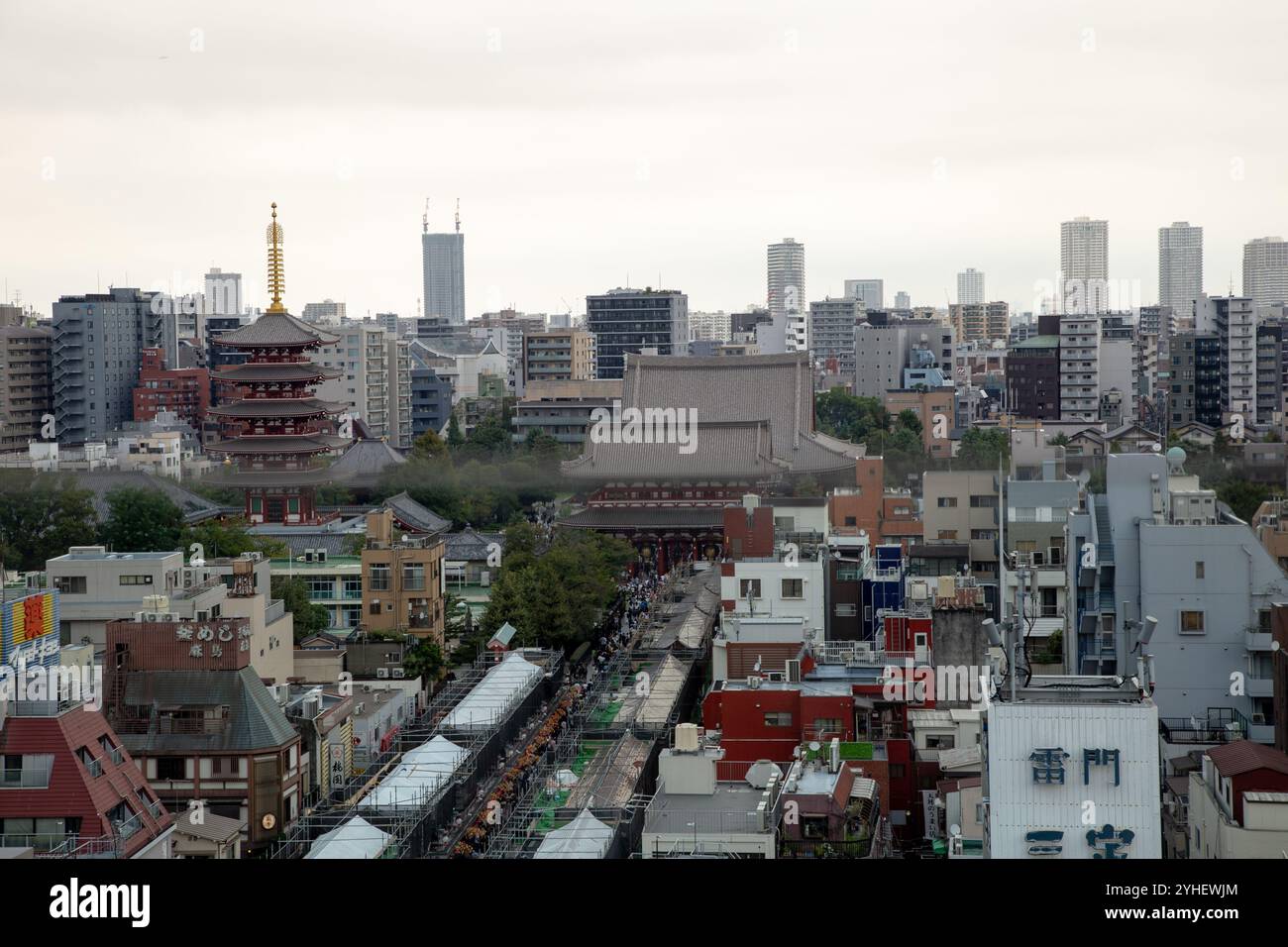 Vista di Nakamise Street che conduce a Sensoji, un tempio buddista molto popolare. Foto Stock