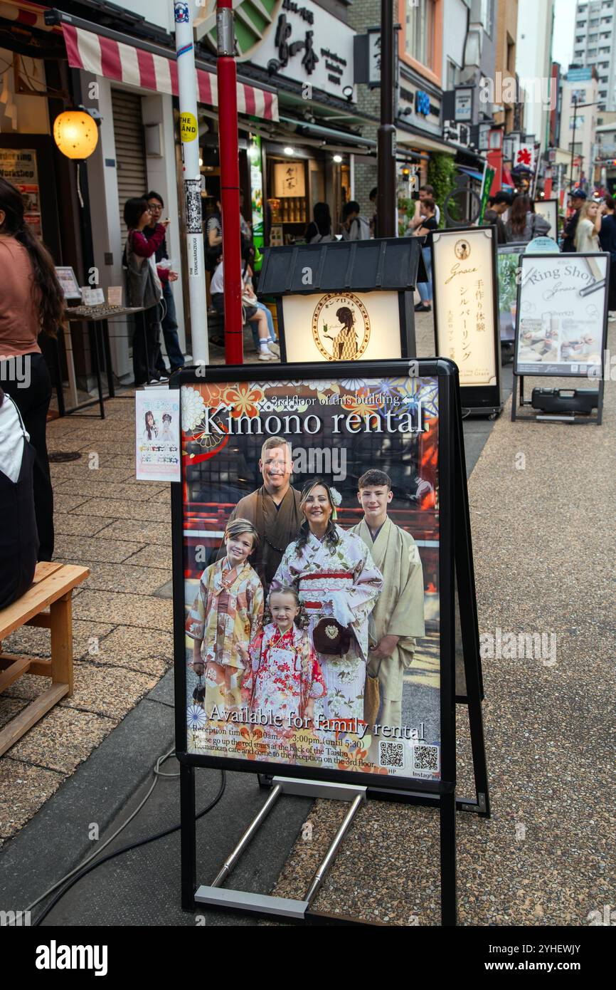 Una popolare attività turistica nella vecchia Asakusa Tokyo e' noleggiare kimonas e passeggiare per le vecchie strade. Questo è un annuncio pubblicitario fuori da un negozio. Foto Stock