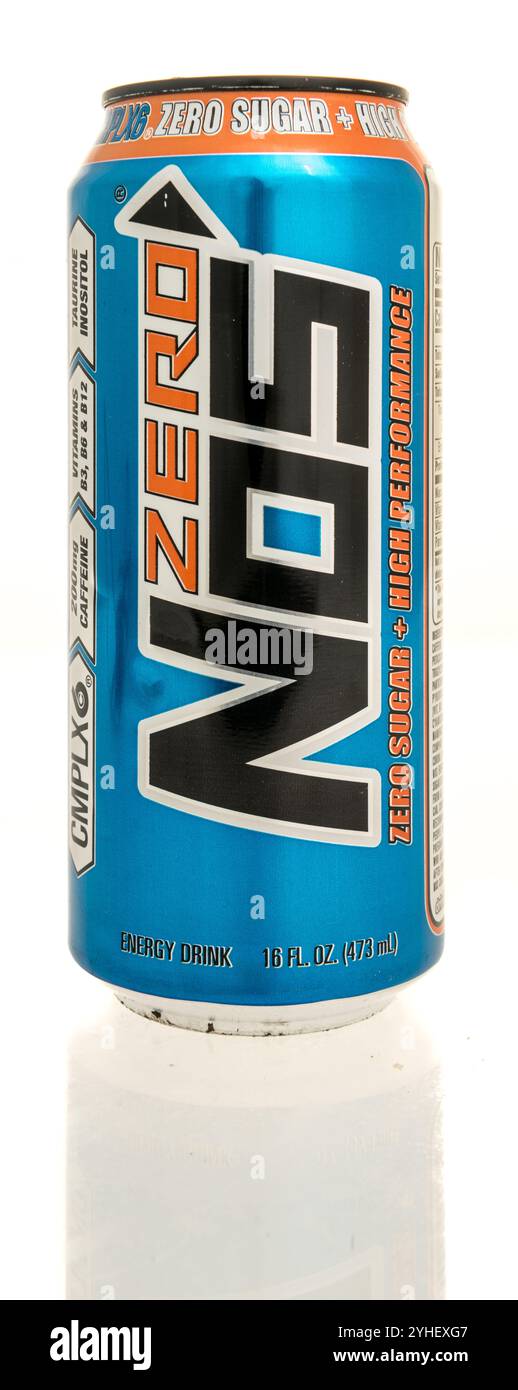 Winneconne, WI - 10 novembre 2024: Una lattina di NOS Energy drink zero zuccheri su un fondo isolato. Foto Stock