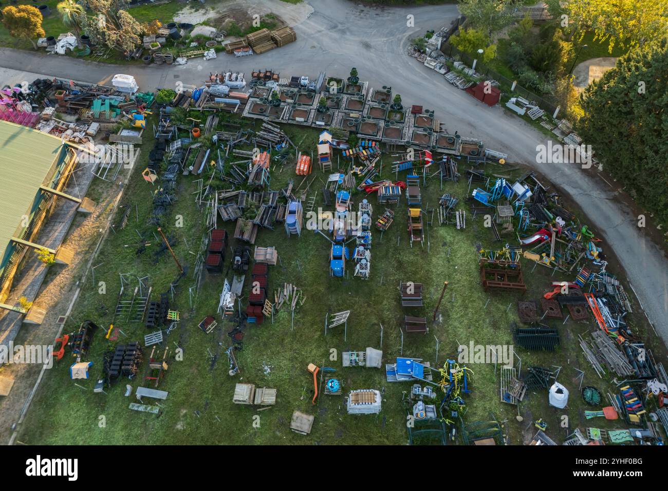 Vista aerea di un appezzamento di terreno in cui sono immagazzinati mobili pubblici e parti dell'area ricreativa Foto Stock