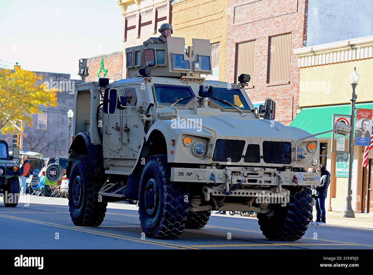 EMPORIA, KANSAS USA - 11 NOVEMBRE 2024i membri della Guardia Nazionale del Kansas guidano un MRAP (Mine Resistant Ambush Protected Vehicle) durante la sfilata del Veterans Day di oggi credito: Mark Reinstein/MediaPunch Credit: MediaPunch Inc/Alamy Live News Foto Stock