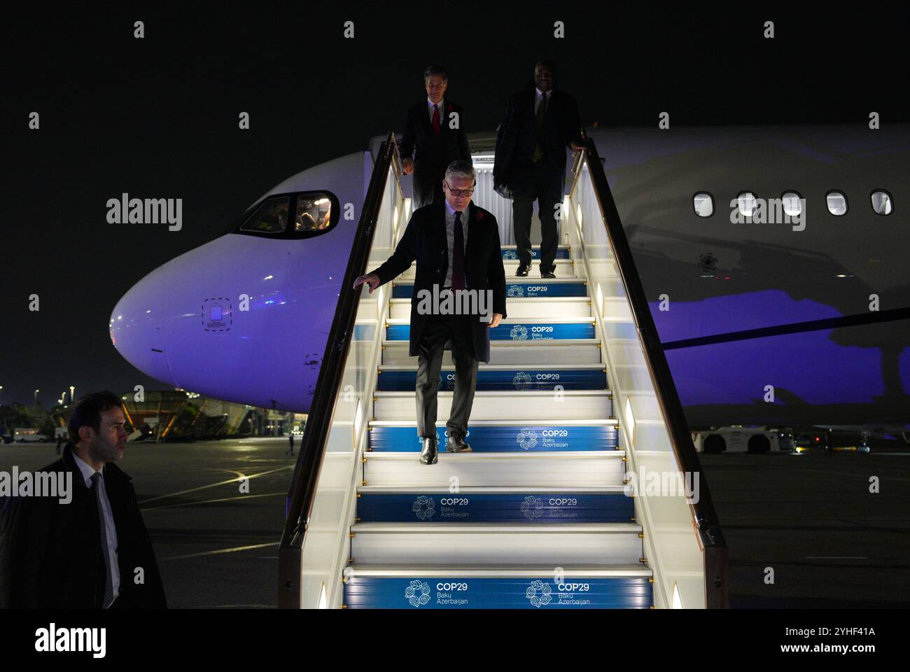 Il primo ministro Sir Keir Starmer (davanti), il ministro degli Esteri David Lammy (a destra) e il segretario all'energia ed Miliband (a sinistra) arrivano all'aeroporto internazionale Heydar Aliyev per partecipare al vertice sul clima del Cop29 a Baku, Azerbaigian. Data foto: Lunedì 11 novembre 2024. Foto Stock