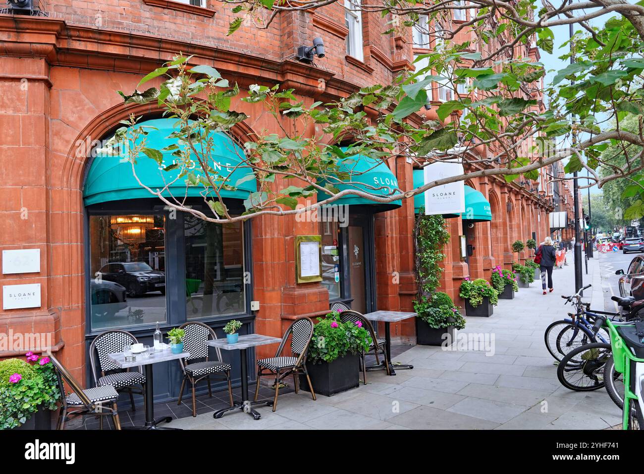 Cafe' con tavoli sul marciapiede nell'area di Sloane Square di Londra Foto Stock