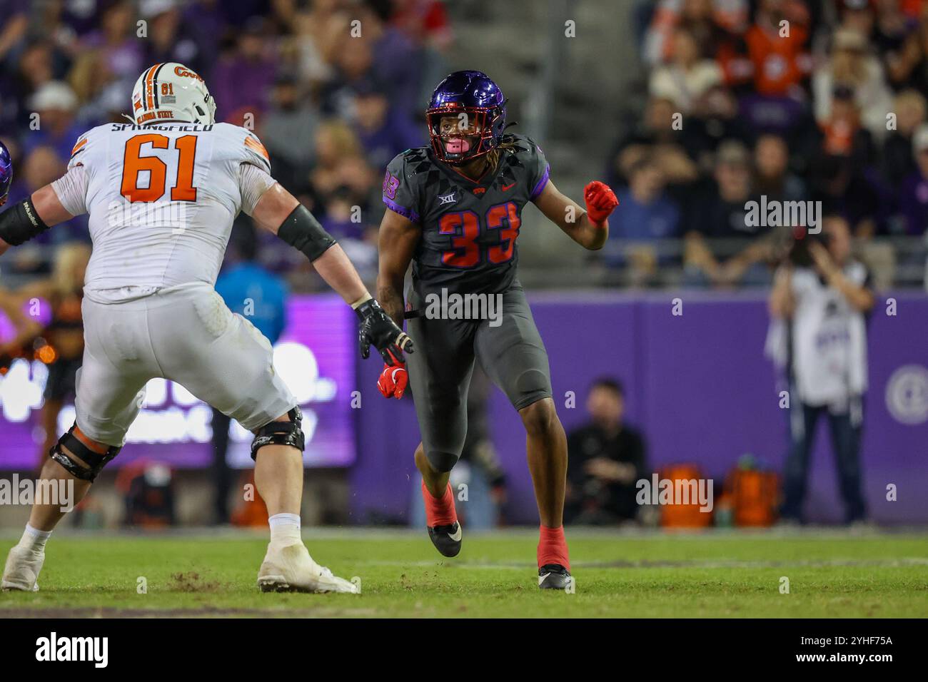 9 novembre 2024: Il linebacker dei TCU Horned Frogs Max Carroll (33) corre mentre l'offensive lineman degli Oklahoma State Cowboys Jake Springfield (61) blocca durante una partita tra gli Oklahoma State Cowboys e i Texas Christian University Horned Frogs all'Amon G. Carter Stadium di Fort Worth, Texas. Freddie Beckwith/CSM (immagine di credito: © Freddie Beckwith/Cal Sport Media) Foto Stock